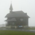 Die Elisabethkapelle im Nebel und Nieselregen auf der Schmitten