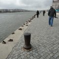 Mahnmal für die hier erschossenen Juden. Die Schuhe musste sie ausziehen, bevor sie erschossen und in die Donau geworfen wurden.