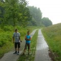 Der erste (und einzige) Regenguss. Wir suchen unter Bäumen Schutz.