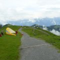 Gleitschirmflieger machen sich bereit