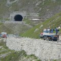 Die höchste Stelle wird hinter dem Tunnel erreicht - doch vorher ist die Straße wegen Bauarbeiten kurz gesperrt.