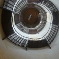 Blick nach oben in den Turm mit gusseiserner Treppe an der Wand