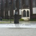 Kardinal Kominek mit der Friedenstaube von Picasso in der Hand