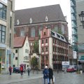 "Hänsel und Gretel", die beiden schmalen Häuser vor der Elisabeth-Kirche