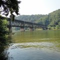 Die Moselbrücke von Bullay - oben fährt die Bahn, unten die Autos.