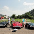 Auf einem Parkplatz in Eller parken diese Oldtimer.
