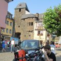 Erste Rast in der Altstadt. Der Geldautomat wird erleichtert.
