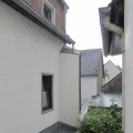 Es regnet, das erste mal in dieser Woche und zum Glück haben wir ein Dach über dem Kopf.