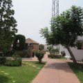 Unser Feriendorf, links der Eingang zum Pool.