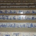 Mit Porzelankacheln verzierte Treppen im Aufgang zu den oberen Sitzreihen.