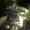 Die "Wassertreppe". In den Handläufen fliesst Wasser nach unten und kühlt die Umgebung ab.