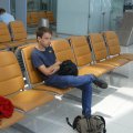 Warten auf den Weiterflug nach Phuket