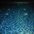 Pool bei Nacht - LEDs auf dem Boden beleuchten ihn wie einen Sternenhimmel