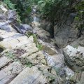 rechts ein Seil für das Canyoning - müsste nur noch Wasser da sein