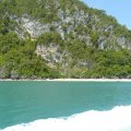 In dieser Bucht landen wir an und fahren weiter mit Seekajaks um die Insel herum.