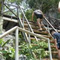 Über steile, rostige Treppen geht es zuerst hoch auf den Berg