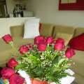 Der Strauß sieht immer noch sehr gut aus, alle Rosen sind wieder "aufgestanden"