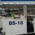 Mit diesen "Bussen" werden wir zum Flugzeug gefahren. Gelenkt wird mit einer Kurbel . . .
