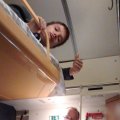 Nun ja, eigentlich kann man es hier nur im Liegen als Bequem bezeichnen. Zum Glück haben wir nur eine Tasche und einen Rucksack.