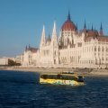 Ein schwimmender Reisebus vor dem Parlament - Stadtrundfahrt mal anders.