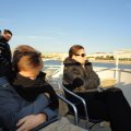 Auf der Rückfahrt sitzen wir im kalten Wind, die Sonne wärmt auch nicht mehr und die Müdigkeit ist groß.