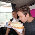 Langos mit saurer Sahne und Reibekäse