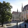 Matthiaskirche, rechts das Hiltonhotel, in dessen Fenstern spiegelt sich die Fischerbastei