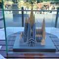 Das graue ist schon fertig, das gelbe soll bis 2026 zum 100. Todestag von Gaudí fertig sein. Mal sehen, ob das Geld reicht.
