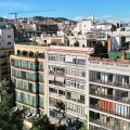 Gaudi wollte auch das Dach eines Hauses ansehnlich gestaltet. Im Vergleich mit den Nachbarn ist das durchaus gelungen.