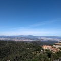 Im Hintergrund der heilige Berg Montserat, ganz hinten schneebedeckte Gipfel der Pyrenäen.