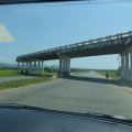 Wartende Menschen im Schatten der Brücke über die Autobahn