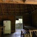 Wohnzimmer mit Kühlschrank und Falltür