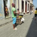 Er verkauft sein Gemüse auf der Straße, und die Leute kommen zu ihm. Scheinbar ist seine Ware besser, als im staatlichen Laden.