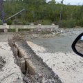 Hierr fahren so wenige Autos lang, da reicht es, die Brücke nur auf einer Fahrspur fertig zu bauen. ;)