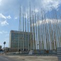 Fahnenmaste vor der Botschaft. In den besten Zeiten hingen hier für jeden von den USA getöteten Kubaner eine schwarze Flagge mit weißem Stern