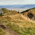 Blick vom Latschenkopf zurück zum Kirchstein, im Hintergrund der Starnberger See und München