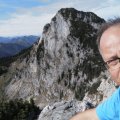 Auf dem 2. Achselkopf, hinter mir die Benediktenwand